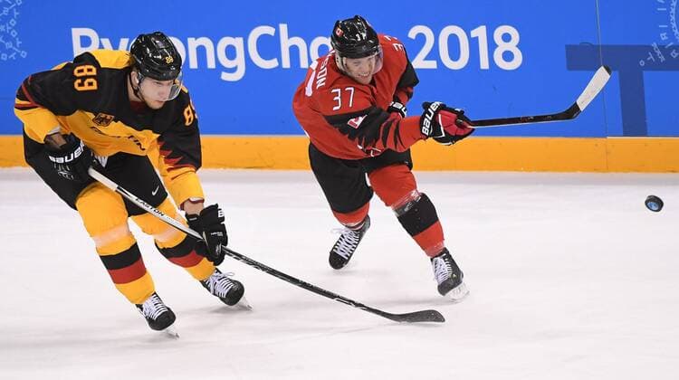 (180223) -- PYEONGCHANG, Feb. 23, 2018 -- Mat Robinson (R) of Canada shoots in a men s semi-final game of Ice hockey Eishockey against Germany at the 2018 PyeongChang Winter Olympic Games Olympische Spiele Olympia OS at Gangneung Ice Hockey Centre, Gangnueng, South Korea, Feb. 23, 2018. Canada lost 3:4. ) (SP)OLY-SOUTH KOREA-PYEONGCHANG-ICE HOCKEY-MEN S SEMI-FINAL-GER VS CAN WangxHaofei 
