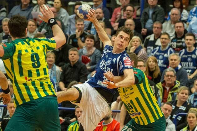 Maximilian Leon Bettin 2 Bergischer HC at throw against Pavel Prokopec 29 VfL Eintracht Hagen Bergischer HC vs VfL Eintracht Hagen Handball 2 Bundesliga 23 02 18 Solingen NRW Germany Klingenhalle Copyright: xcdnx