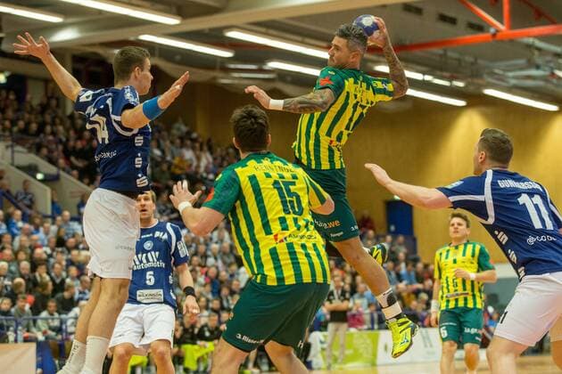 Bartosz Konitz 17 VfL Eintracht Hagen scored against Maciej Majdzinski 14 Bergischer HC before Julian Renninger 15 VfL Eintracht Hagen and right Arnor Thor Gunnarsson 11 Bergischer HC Bergischer HC vs VfL Eintracht Hagen Handball 2 Bundesliga 23 02 18 Solingen NRW Germany Klingenhalle Copyright: xcdnx