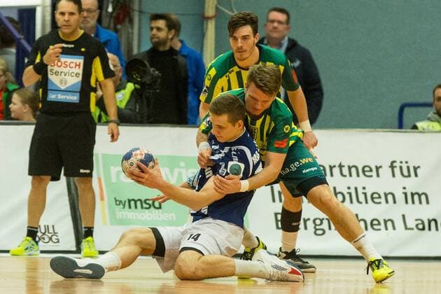 Maciej Majdzinski 14 Bergischer HC is stopped by Sören Kress 5 VfL Eintracht Hagen Bergischer HC vs VfL Eintracht Hagen Handball 2 Bundesliga 23 02 18 Solingen NRW Germany Klingenhalle Copyright: xcdnx