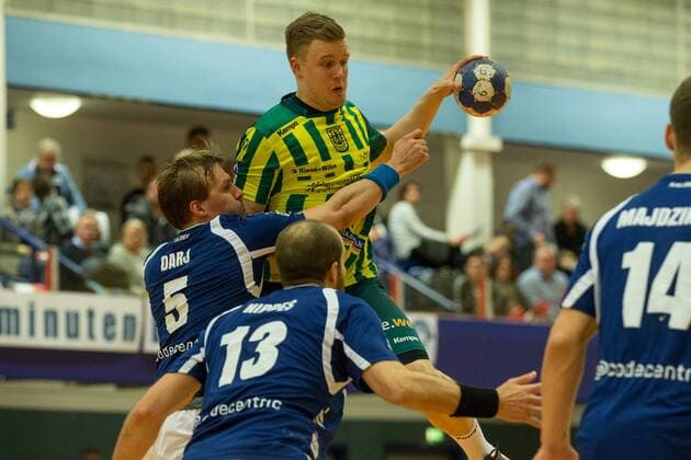 Jan von Boenigk 95 VfL Eintracht Hagen in attack against Max Darj 5 Bergischer HC and Kristian Nippes 13 Bergischer HC Bergischer HC vs VfL Eintracht Hagen Handball 2 Bundesliga 23 02 18 Solingen NRW Germany Klingenhalle Copyright: xcdnx