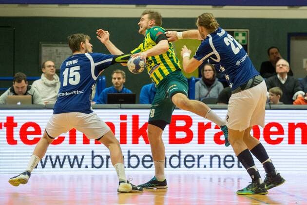 Milan Kotrc 15 Bergischer HC and Fabian Gutbrod 22 Bergischer HC stop Pavel Prokopec 29 VfL Eintracht Hagen Bergischer HC vs VfL Eintracht Hagen Handball 2 Bundesliga 23 02 18 Solingen NRW Germany Klingenhalle Copyright: xcdnx