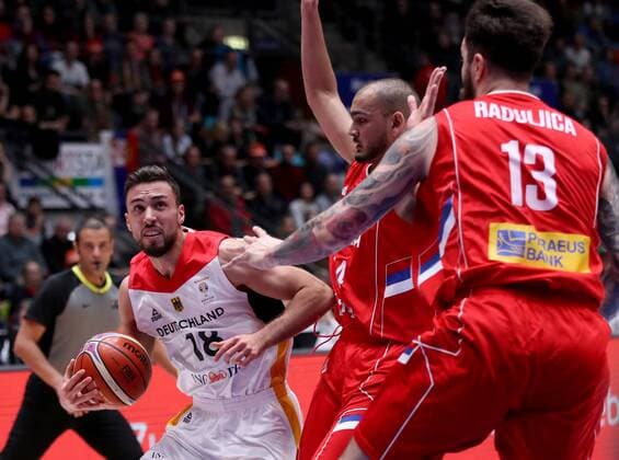 Deutschland, Frankfurt am Main, Fraport Arena, 23.02.2018, Basketball - WM-Qualifikationsspiel - Deutschland - Serbien Bild: v. lk. Ismet Akpinar (Deutschand, 18), Stefan PENO (Serbien, 44) und Miroslav RADULJICA (Serbien, 13) *** Germany Frankfurt am Main Fraport Arena 23 02 2018 Basketball World Cup qualifier Germany Serbia Bild v lk Ismet Akpinar Germany 18 Stefan PENO Serbia 44 and Miroslav RADULJICA Serbia 13 Copyright: HMBxMedia xHeikoxBecker