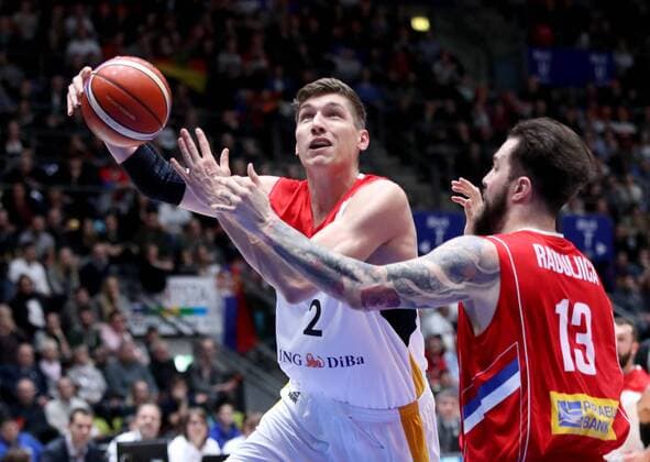 Deutschland, Frankfurt am Main, Fraport Arena, 23.02.2018, Basketball - WM-Qualifikationsspiel - Deutschland - Serbien Bild: v. lk. Andreas Seiferth (Deutschand, 2) und Miroslav RADULJICA (Serbien, 13) *** Germany Frankfurt am Main Fraport Arena 23 02 2018 Basketball World Cup qualifier Germany Serbia Bild v lk Andreas Seiferth Germany 2 and Miroslav RADULJICA Serbia 13 Copyright: HMBxMedia xHeikoxBecker