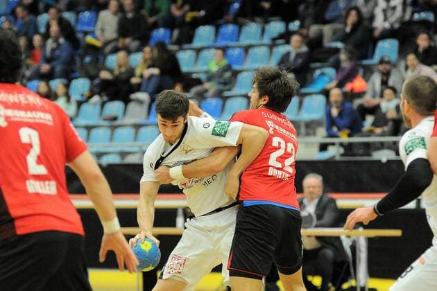 Adrian Kammlodt HC Elbflorenz Dresden 30 v Paco Barthe SG BBM Bietigheim 22 Handball Men 2 Bundesliga 23 02 2018 Photo TBaur Eibner Bietigheim Copyright: xEIBNER Tobias_Baurx EP_TBR