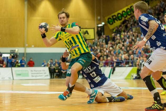 Kristian Nippes 13 Bergischer HC tries to stop Jannis Fauteck 14 VfL Eintracht Hagen Bergischer HC vs VfL Eintracht Hagen Handball 2 Bundesliga 23 02 18 Solingen NRW Germany Klingenhalle Copyright: xcdnx