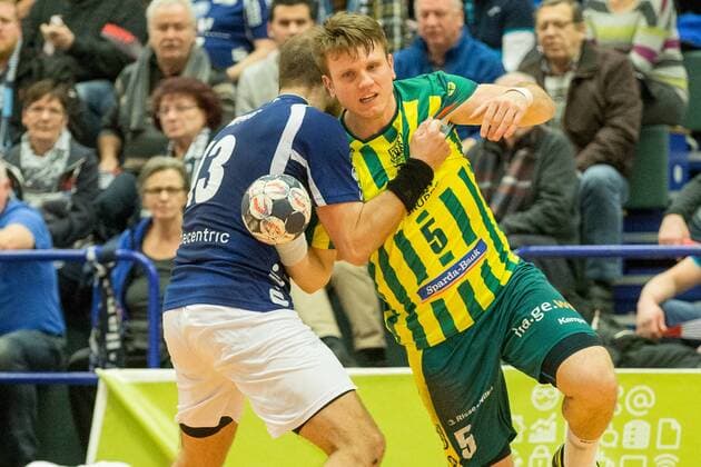 Kristian Nippes 13 Bergischer HC tries to stop Sören Kress 5 VfL Eintracht Hagen Bergischer HC vs VfL Eintracht Hagen Handball 2 Bundesliga 23 02 18 Solingen NRW Germany Klingenhalle Copyright: xcdnx