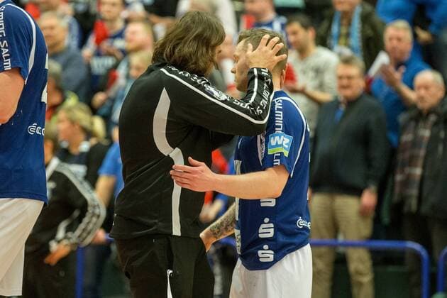 Sebastian Hinze Coach Bergischer HC congratulates Arnor Thor Gunnarsson 11 Bergischer HC after the match to victory Bergischer HC vs VfL Eintracht Hagen Handball 2 Bundesliga 23 02 18 Solingen NRW Germany Klingenhalle Copyright: xcdnx