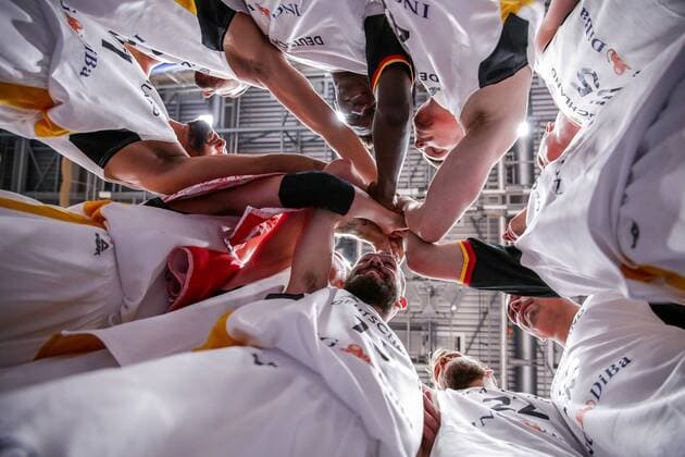 Deutschland, Frankfurt am Main, Fraport Arena, 23.02.2018, Basketball - WM-Qualifikationsspiel - Deutschland - Serbien Bild: Die Spieler von Deutschland stehen nach dem Sieg im Kreis zusammen. *** Germany Frankfurt am Main Fraport Arena 23 02 2018 Basketball World Cup qualifier Germany Serbia Bild The players of Germany stand together in the circle after the victory Copyright: HMBxMedia xThomasxJäger