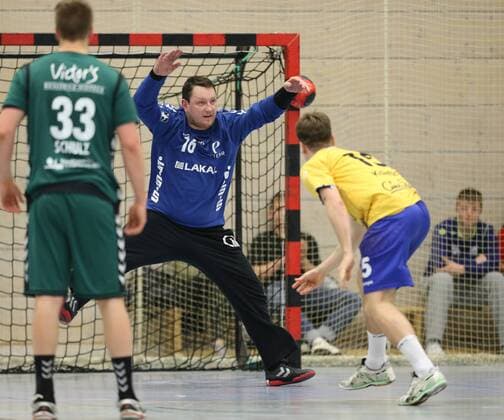 2 HBL HSG Konstanz HG Saarlouis 24 22 Paul Kaletsch KON on the right against goalie Darius Jonczyk HGS at the match HSG Konstanz HG Saarlouis Handball 2 League 23 02 2018 Konstamz Copyright: xEIBNER PeterxPisax EP_EER
