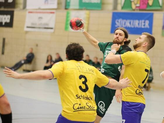 2 HBL HSG Konstanz HG Saarlouis 24 22 Julius Lindskog Andersson HGS left against Mathias Riedel KON at the match HSG Konstanz HG Saarlouis Handball 2 League 23 02 2018 Konstamz Copyright: xEIBNER PeterxPisax EP_EER
