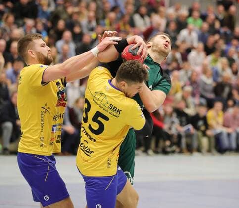 2 HBL HSG Konstanz HG Saarlouis 24 22 Mathias Riedel KON left and Maximilian Schwarz CON stop Arthur Muller HGS at the match HSG Konstanz HG Saarlouis Handball 2 League 23 02 2018 Konstamz Copyright: xEIBNER PeterxPisax EP_EER