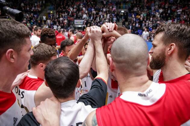 Deutschland, Frankfurt am Main, Fraport Arena, 23.02.2018, Basketball - WM-Qualifikationsspiel - Deutschland - Serbien Bild: Das Team vom Deutschland steht nach dem Sieg gegen Serbien im Kreis zusammen *** Germany Frankfurt am Main Fraport Arena 23 02 2018 Basketball World Cup qualifier Germany Serbia Bild The team of Germany is in a circle after the victory against Serbia Copyright: HMBxMedia xThomasxJäger