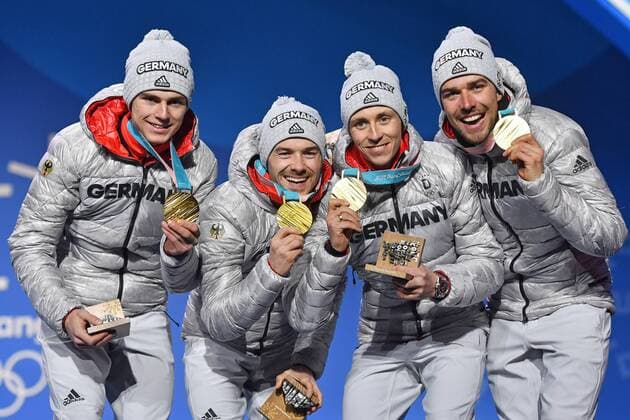 v.li: Vinzenz GEIGER, Fabian RIESSLE, Eric FRENZEL, Johannes RYDZEK (alle GER) mit Goldmedaillen, Medaillen, Medaille. Olympic Champion, Olympiasieger, Nordic Combined, Team Gundersen LH 4x5km Nordische Kombination Teamstaffel,Siegerehrung, Victory Ceremony,PyeongChang Olympic Medals Plaza am 23.02.2018. Olympische Winterspiele 2018, vom 09.02. - 25.02.2018 in PyeongChang Suedkorea. *** Vinzenz GEIGER Fabian RIESSLE Eric FRENZEL Johannes RYDZEK All GER with Gold Medals Medals Olympic Champion Olympic Champion Nordic Combined Team Gundersen LH 4x5km Nordic Combined Team Relay Victory Ceremony PyeongChang Olympic Medals Plaza on 23 02 2018 2018 2018 Olympic Winter Games 09 02 25 02 2018 in PyeongChang South Korea