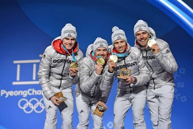 v.li: Vinzenz GEIGER, Fabian RIESSLE, Eric FRENZEL, Johannes RYDZEK (alle GER) mit Goldmedaillen, Medaillen, Medaille. Olympic Champion, Olympiasieger, Nordic Combined, Team Gundersen LH 4x5km Nordische Kombination Teamstaffel,Siegerehrung, Victory Ceremony,PyeongChang Olympic Medals Plaza am 23.02.2018. Olympische Winterspiele 2018, vom 09.02. - 25.02.2018 in PyeongChang Suedkorea. *** Vinzenz GEIGER Fabian RIESSLE Eric FRENZEL Johannes RYDZEK All GER with Gold Medals Medals Olympic Champion Olympic Champion Nordic Combined Team Gundersen LH 4x5km Nordic Combined Team Relay Victory Ceremony PyeongChang Olympic Medals Plaza on 23 02 2018 2018 2018 Olympic Winter Games 09 02 25 02 2018 in PyeongChang South Korea