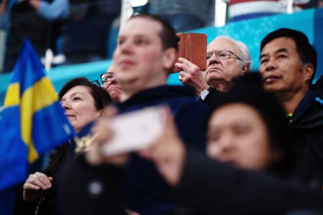 180224 H.M Carl XVI Gustaf, King of Sweden takes a picture with his mobile phone on the medal ceremony after the Men s Curling Final between Sweden and United States during day fifteen of the 2018 Winter Olympics on February 24, 2018 in Pyeongchang. Photo: Jon Olav Nesvold BILDBYRAN kod JE 160198 *** 180224 HM Carl XVI Gustaf King of Sweden takes a picture with his mobile phone on the medal ceremony after the Mens Curling Final between Sweden and United States during day fifteen of the 2018 Winter Olympics on February 24, 2018 in Pyeongchang Photo Jon Olav Nesvold BILDBYRAN kod JE 160198  Copyright: JONxOLAVxNESVOLD BB180224JE109
