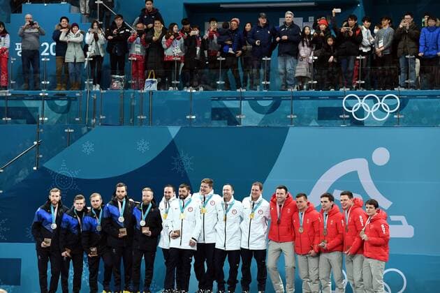 (180224) -- PYEONGCHANG, Feb. 24, 2018 -- Champion team of the United States (C), second-placed team Sweden (L) and third-placed team Switzerland pose for photos during medal ceremony of men s curling at the 2018 PyeongChang Winter Olympic Games Olympische Spiele Olympia OS at Gangneung Curling Centre, Gangnueng, South Korea, Feb. 24, 2018. ) (SP)OLY-SOUTH KOREA-PYEONGCHANG-CURLING-MEN S FINAL MaxPing 