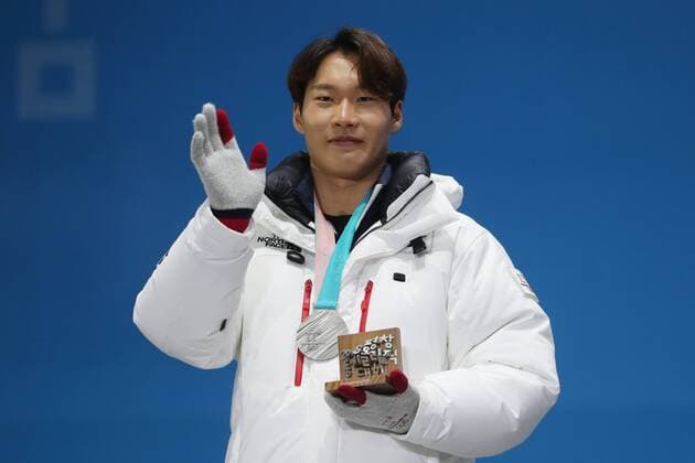 OLYMPICS - 2018 Winter Olympics PYEONGCHANG,SOUTH KOREA,24.FEB.18 - OLYMPICS, SNOWBOARDING - Olympic Winter games Winterspiele Spiele Summer games PyeongChang 2018, Medals Plaza, award ceremony, parallel giant slalom, men. Image shows Sangho Lee (KOR). Keywords: medal. GEPAxpictures xMathiasxMandl