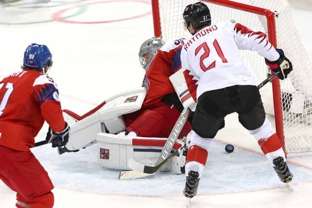 GANGNEUNG, SOUTH KOREA - FEBRUARY 24, 2018: The Czech Republic s Martin Erat (L), goaltender Pavel Francouz (C), and Canada s Mason Raymond in the men s bronze medal Ice hockey Eishockey game at Gangneug Hockey Centre at the 2018 Winter Olympic Games Olympische Spiele Olympia OS Valery Sharifulin TASS  TS075964