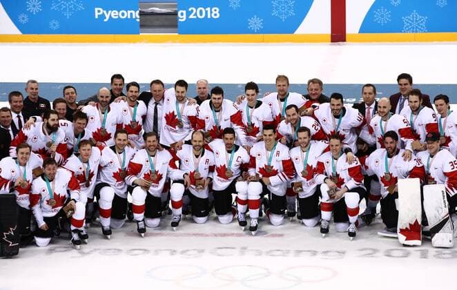 Olympia-Bilder des Tages GANGNEUNG, SOUTH KOREA - FEBRUARY 24, 2018: Canada s players pose for a group photo with their medals after winning the men s bronze medal Ice hockey Eishockey game between the Czech Republic and Canada at Gangneug Hockey Centre at the 2018 Winter Olympic Games Olympische Spiele Olympia OS Canada won the game 6-4. Valery Sharifulin TASS  TS075991