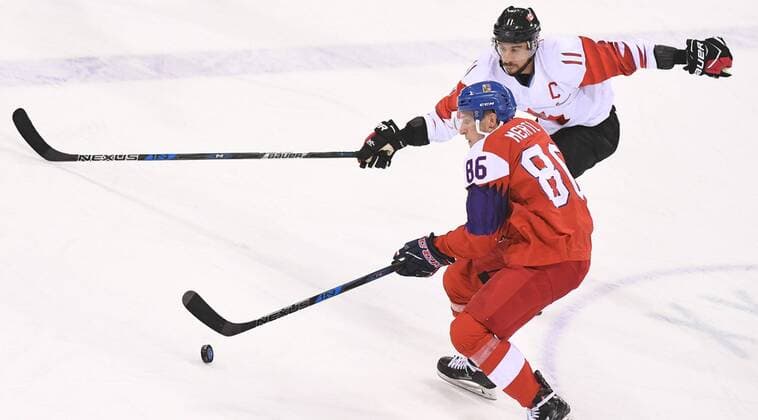 (180224) -- PYEONGCHANG, Feb. 24, 2018 -- Tomas Mertl (front) of the Czech Republic vies for the puck with Chris Kelly of Canada during the men s bronze medal game of Ice hockey Eishockey at the 2018 PyeongChang Winter Olympic Games Olympische Spiele Olympia OS at Gangneung Hockey Centre, Gangnueng, South Korea, Feb. 24, 2018. Canada won 6-4 and claimed the bronze medal. ) (SP)OLY-SOUTH KOREA-PYEONGCHANG-ICE HOCKEY-MEN S BRONZE MEDAL GAME WangxHaofei 