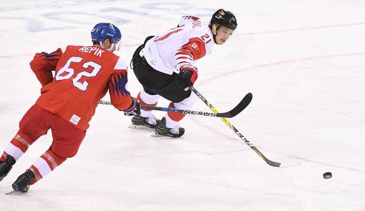 (180224) -- PYEONGCHANG, Feb. 24, 2018 -- Mason Raymond (R) of Canada vies for the puck during the men s bronze medal game against the Czech Republic of Ice hockey Eishockey at the 2018 PyeongChang Winter Olympic Games Olympische Spiele Olympia OS at Gangneung Hockey Centre, Gangnueng, South Korea, Feb. 24, 2018. Canada won 6-4 and claimed the bronze medal. ) (SP)OLY-SOUTH KOREA-PYEONGCHANG-ICE HOCKEY-MEN S BRONZE MEDAL GAME WangxHaofei 