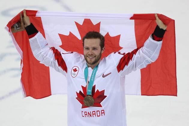 Olympia-Bilder des Tages GANGNEUNG, SOUTH KOREA - FEBRUARY 24, 2018: Canada s Cody Goloubef holds the Canadian flag after winning the men s bronze medal Ice hockey Eishockey game between the Czech Republic and Canada at Gangneug Hockey Centre at the 2018 Winter Olympic Games Olympische Spiele Olympia OS Canada won the game 6-4. Valery Sharifulin TASS  TS07599A