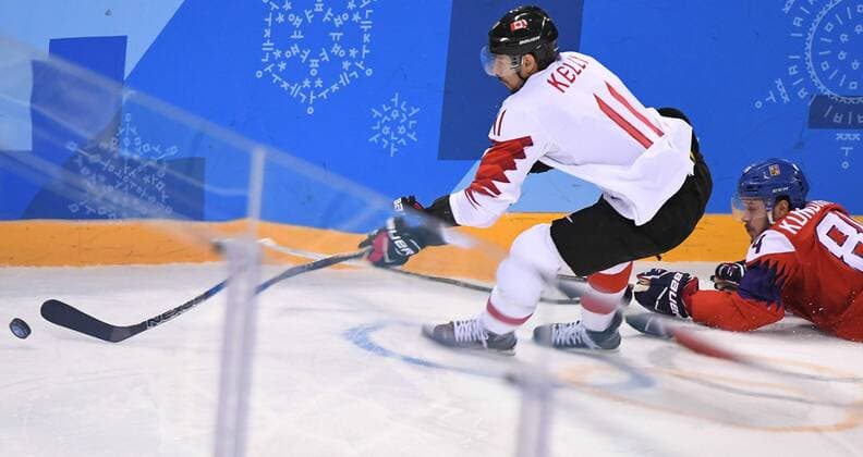 (180224) -- PYEONGCHANG, Feb. 24, 2018 -- Chris Kelly (L) of Canada vies for the puck against the Czech Republic during the men s bronze medal game of Ice hockey Eishockey at the 2018 PyeongChang Winter Olympic Games Olympische Spiele Olympia OS at Gangneung Hockey Centre, Gangnueng, South Korea, Feb. 24, 2018. Canada won 6-4 and claimed the bronze medal. ) (SP)OLY-SOUTH KOREA-PYEONGCHANG-ICE HOCKEY-MEN S BRONZE MEDAL GAME WangxHaofei 