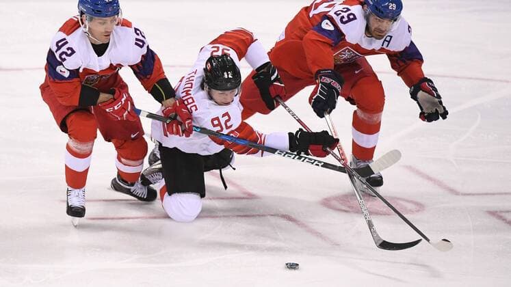 (180224) -- PYEONGCHANG, Feb. 24, 2018 -- Christian Thomas (C) of Canada vies for the puck against the Czech Republic during the men s bronze medal game of Ice hockey Eishockey at the 2018 PyeongChang Winter Olympic Games Olympische Spiele Olympia OS at Gangneung Hockey Centre, Gangnueng, South Korea, Feb. 24, 2018. Canada won 6-4 and claimed the bronze medal. ) (SP)OLY-SOUTH KOREA-PYEONGCHANG-ICE HOCKEY-MEN S BRONZE MEDAL GAME WangxHaofei 