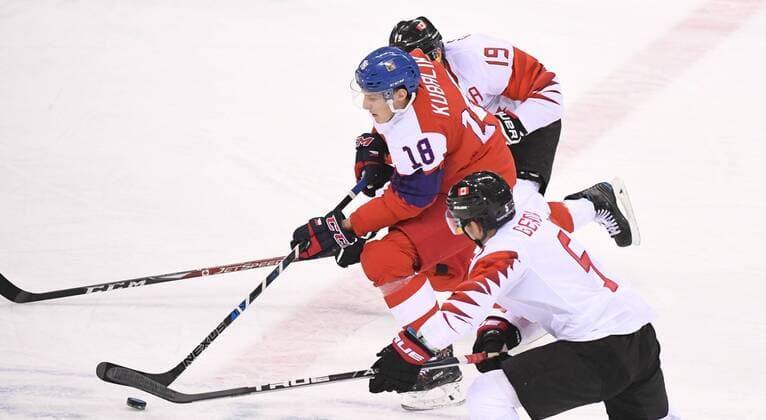 (180224) -- PYEONGCHANG, Feb. 24, 2018 -- Dominik Kubalik (No. 18) of the Czech Republic vies for the puck during the men s bronze medal game of Ice hockey Eishockey against Canada at the 2018 PyeongChang Winter Olympic Games Olympische Spiele Olympia OS at Gangneung Hockey Centre, Gangnueng, South Korea, Feb. 24, 2018. Canada won 6-4 and claimed the bronze medal. ) (SP)OLY-SOUTH KOREA-PYEONGCHANG-ICE HOCKEY-MEN S BRONZE MEDAL GAME WangxHaofei 