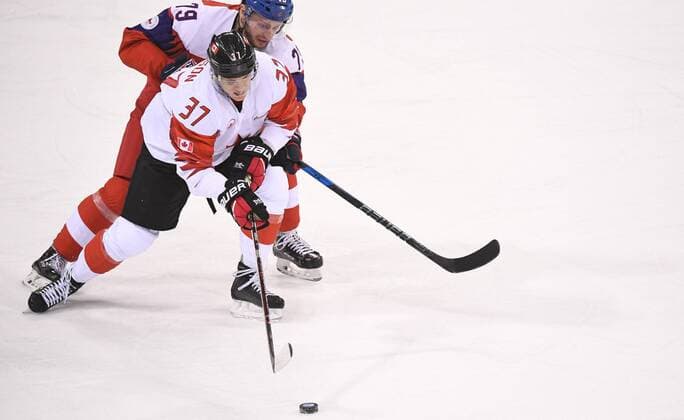 (180224) -- PYEONGCHANG, Feb. 24, 2018 -- Mat Robinson (front) of Canada vies for the puck during the men s bronze medal game of Ice hockey Eishockey against the Czech Republic at the 2018 PyeongChang Winter Olympic Games Olympische Spiele Olympia OS at Gangneung Hockey Centre, Gangnueng, South Korea, Feb. 24, 2018. Canada won 6-4 and claimed the bronze medal. ) (SP)OLY-SOUTH KOREA-PYEONGCHANG-ICE HOCKEY-MEN S BRONZE MEDAL GAME WangxHaofei 