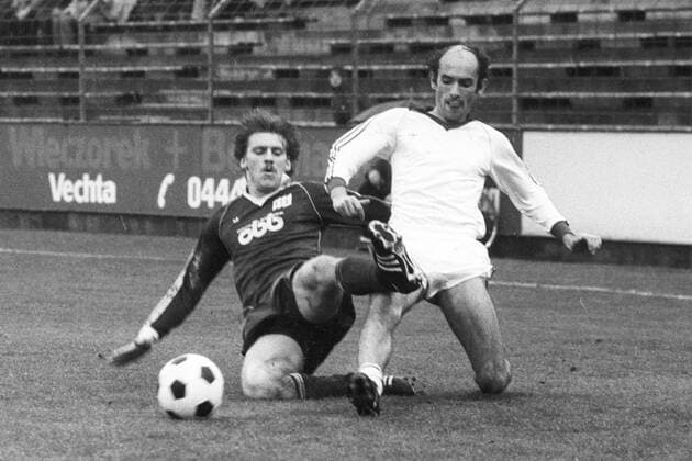 From 2 BL season 1979 1980 VfL Osnabrück against Fortuna Köln Weiss 0 7 am 02 11 1979 In the picture VfL Osnabrück Player Horst Feilzer li against Johannes Linßen
