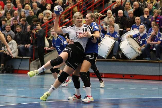 Seline Ineichen Neckarsulmer Sport Union 18 against Silje Brons Petersen HSG Blomberg Lippe 23 right HSG Blomberg Lippe vs Neckarsulmer Sport Union Handball 1 Women Bundesliga 24 02 2018 Blomberg Copyright: xEIBNER JanxStrohdiekx EP_JSK