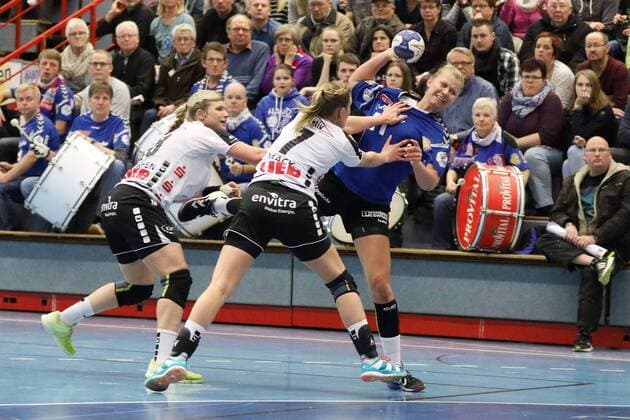 Kamila Kordovska HSG Blomberg Lippe 11 against Seline Ineichen Neckarsulmer Sport Union 18 left and Linda Mack Neckarsulmer Sport Union 7 front HSG Blomberg Lippe vs Neckarsulmer Sport Union Handball 1 Women Bundesliga 24 02 2018 Blomberg Copyright: xEIBNER JanxStrohdiekx EP_JSK