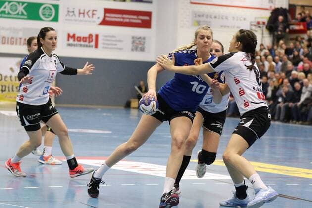 Kathrin Pichlmeier HSG Blomberg Lippe 10 against Svenja Kaufmann Neckarsulmer Sport Union 8 right HSG Blomberg Lippe vs Neckarsulmer Sport Union Handball 1 Women Bundesliga 24 02 2018 Blomberg Copyright: xEIBNER JanxStrohdiekx EP_JSK