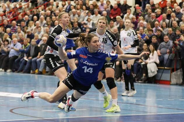 Larissa Petersen HSG Blomberg Lippe 14 past Sina Namat Neckarsulmer Sport Union 14 and Seline Ineichen Neckarsulmer Sport Union 18 rear HSG Blomberg Lippe vs Neckarsulmer Sport Union Handball 1 Women Bundesliga 24 02 2018 Blomberg Copyright: xEIBNER JanxStrohdiekx EP_JSK
