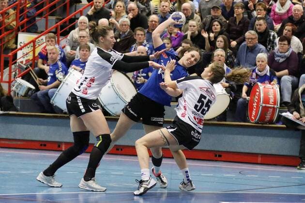 Larissa Petersen HSG Blomberg Lippe 14 against Mia Moldrup Neckarsulmer Sport Union 45 left and Alla Vojtiskova Neckarsulmer Sport Union 55 right HSG Blomberg Lippe vs Neckarsulmer Sport Union Handball 1 Women Bundesliga 24 02 2018 Blomberg Copyright: xEIBNER JanxStrohdiekx EP_JSK