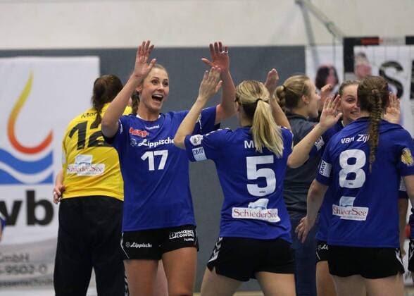 Victory cheers at Alicia Stolle HSG Blomberg Lippe 17 and Franziska Mueller HSG Blomberg Lippe 5 forward HSG Blomberg Lippe vs Neckarsulmer Sport Union Handball 1 Women Bundesliga 24 02 2018 Blomberg Copyright: xEIBNER JanxStrohdiekx EP_JSK