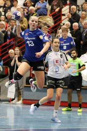 Angela Steenbakkers HSG Blomberg Lippe 13 past Svenja Kaufmann Neckarsulmer Sport Union 8 behind HSG Blomberg Lippe vs Neckarsulmer Sport Union Handball 1 Women Bundesliga 24 02 2018 Blomberg Copyright: xEIBNER JanxStrohdiekx EP_JSK