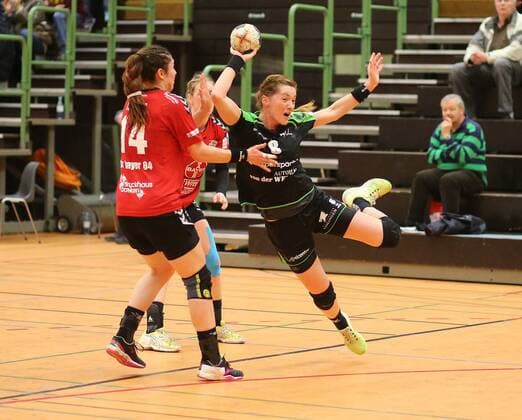 TV Nelingen TSV Bayer 04 Leverkusen 24 02 2018 Germany Hanball Bundesliga Women Season 2017 2018 TV Nellingen TSV Bayer 04 Leverkusen No. 8 Roxana Alina Ioneac TV Nellingen No. 14 Jenny Karolius Leverkusen Photo Herbert Rudel