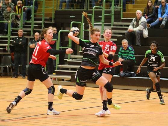 TV Nelingen TSV Bayer 04 Leverkusen 24 02 2018 Germany Hanball Bundesliga Women Season 2017 2018 TV Nellingen TSV Bayer 04 Leverkusen No. 11 Annefleuer Bruggemann Leverkusen No. 8 Roxana Alina Ioneac Nellingen No. 23 Amelie Berger Leverkusen Photo Herbert Rudel
