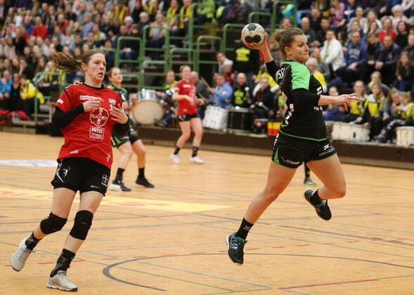 TV Nelingen TSV Bayer 04 Leverkusen 24 02 2018 Germany Hanball Bundesliga Women Season 2017 2018 TV Nellingen TSV Bayer 04 Leverkusen v left Annefleuer Bruggemann Leverkusen Tanja Padutsch Nellingen Photo Herbert Rudel