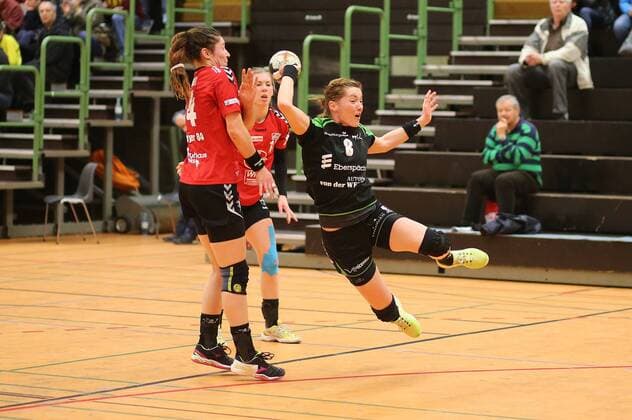 TV Nelingen TSV Bayer 04 Leverkusen 24 02 2018 Germany Hanball Bundesliga Women Season 2017 2018 TV Nellingen TSV Bayer 04 Leverkusen No. 8 Roxana Alina Ioneac TV Nellingen No. 14 Jenny Karolius Leverkusen Photo Herbert Rudel