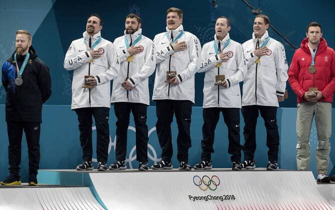Olympia-Bilder des Tages February 24, 2018 - Pyeongchang, KOR - Team USA stands for the national anthem during the medal presentation after a 10-7 win against Sweden in the gold-medal match on Saturday, Feb. 24, 2018, at the Pyeongchang Winter Olympics Gangneung Curling Centre. John Shuster leads Team USA to Olympic curling gold - ZUMAm67_ 20180224_zaf_m67_002 Copyright: xCarlosxGonzalezx