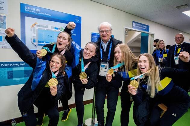 180225 Anna Hasselborg, Sara McManus, Agnes Knochenhauer and Sofia Mabergs of Sweden pose for a picture with H.M. Carl XVI Gustaf, King of Sweden, after winning gold in the Women s Curling Final between South Korea and Sweden during day sixteen of the 2018 Winter Olympics on February 25, 2018 in Pyeongchang. Photo: Jon Olav Nesvold BILDBYRN kod JE 160200 *** 180225 Anna Hasselborg Sara McManus Agnes Knochenhauer and Sofia Mabergs of Sweden pose for a picture with HM Carl XVI Gustaf King of Sweden after winning gold in the Womens Curling Final between South Korea and Sweden during day sixteen of the 2018 Winter Olympics on February 25, 2018 in Pyeongchang Photo Jon Olav Nesvold BILDBYR N Code JE 160200  Copyright: JONxOLAVxNESVOLD BB180225JE062