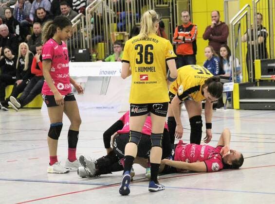 v L Delaila Amega TusSies Metzingen Stefanie Hummel HCR Julia Behnke TusSies Metzingen kneeling face down Tamara Bösch HCR Marija Obradovic TusSies Metzingen on the ground at HC Roedertal TusSies Metzingen 24 02 2018 Roedertal Copyright: xEIBNER Klugex EP_EER