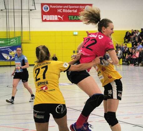 Jessica Jander HCR and Maren Weigel TusSies Metzingen playing HC Roedertal TusSies Metzingen 24 02 2018 Roedertal Copyright: xEIBNER Klugex EP_EER