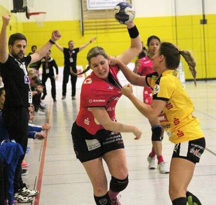 vl Marlene Zapf TusSies Metzingen and Jessica Jander HCR playing HC Roedertal TusSies Metzingen 24 02 2018 Roedertal Copyright: xEIBNER Klugex EP_EER
