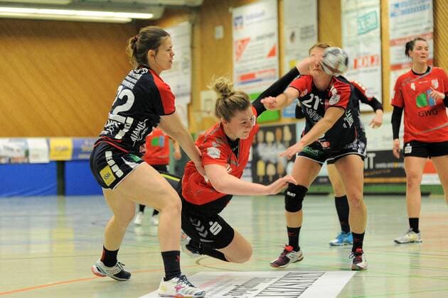 Helena Egelund Mikkelsen SV Union Halle Neustadt 24 v Marie Christine Beddies SG H2Ku Herrenberg Kuties 22 SG H2Ku Herrenberg Kuties Handball league match 24 02 2018 Herrenberg Copyright: xEIBNER Tobias_Baurx EP_TBR