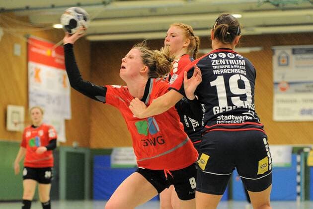 Laura Winkler SV Union Halle Neustadt 9 vs Lisa Gebhard SG H2Ku Herrenberg Kuties 19 SG H2Ku Herrenberg Kuties Handball League match 24 02 2018 Herrenberg Copyright: xEIBNER Tobias_Baurx EP_TBR